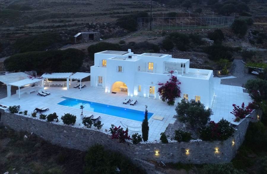 (For Sale) Residential Villa || Cyclades/Paros - 450 Sq.m, 5 Bedrooms, 1€ 